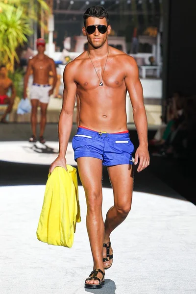 Look 17